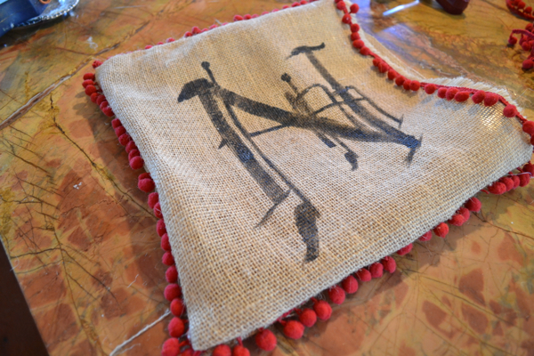 Make a Burlap pillow in 15 minutes Country Design Style