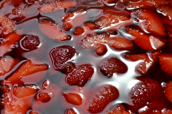 Strawberries swimming in jello http://countrydesignstyle.com #recipe #summerdessert #strawberries