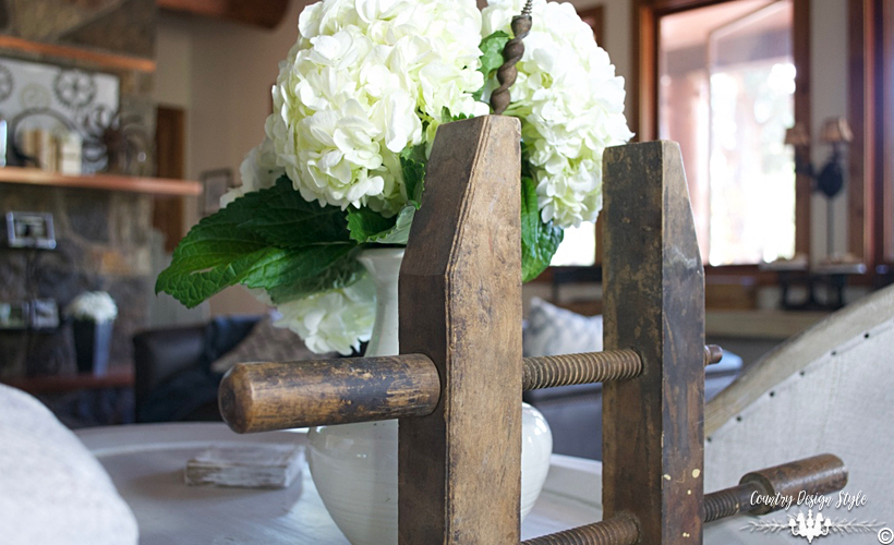 industrial-farmhouse-living-room-hydrangeas-and-clamp-country-design-style-countrydesignstyle-com