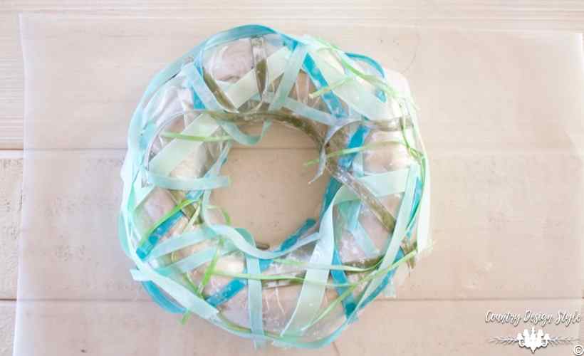 How-to-make-a-wreath-with-ribbon-and-dried-glue | Country Design Style | countrydesignstyle.com