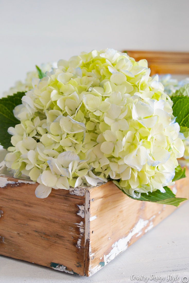 Hydrangea thrift store cheap wood crates | Country Design Style | countrydesignstyle.com
